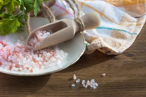 Banho de sal grosso com vinagre e ervas