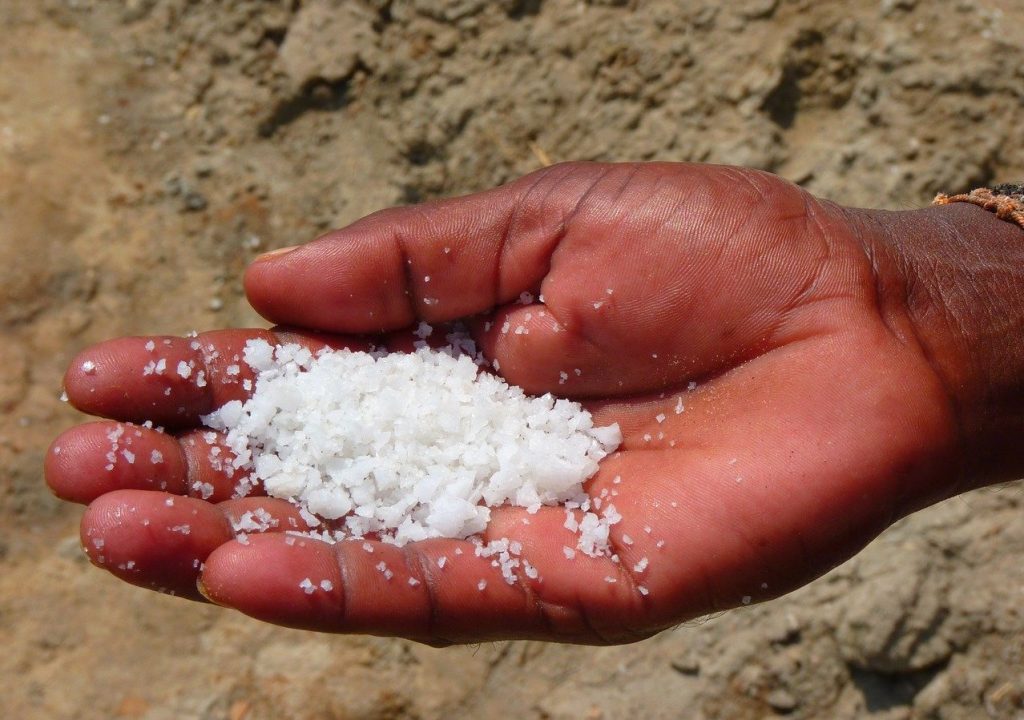 4 rituais com sal grosso para melhorar a saúde e afastar energias negativas